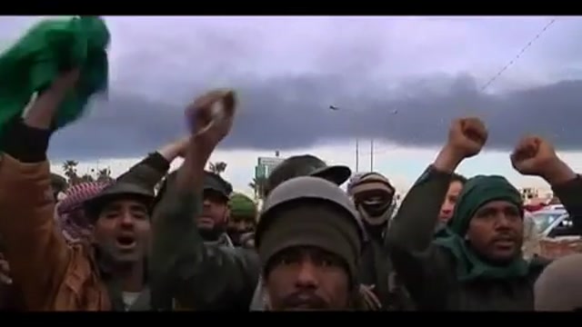 Libia, ribelli arretrano per offensiva esercito a est