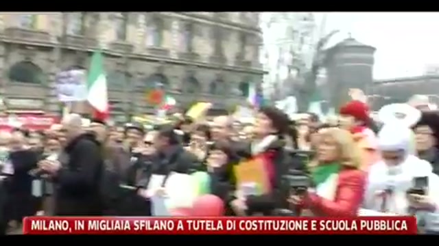 Milano, in migliaia sfilano a tutela di costituzione e scuola pubblica