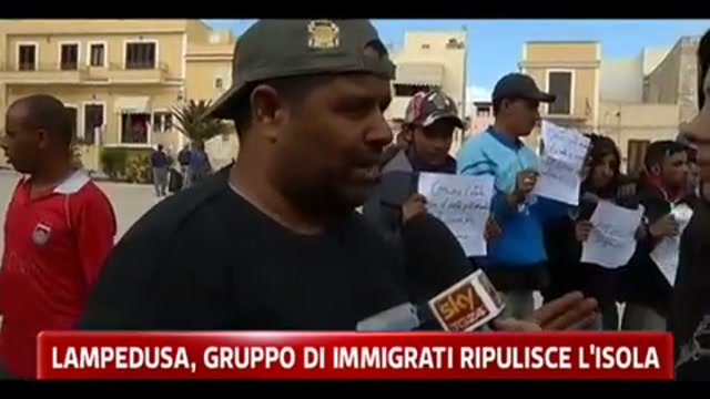 Lampedusa, gruppo immigrati ripulisce l'isola