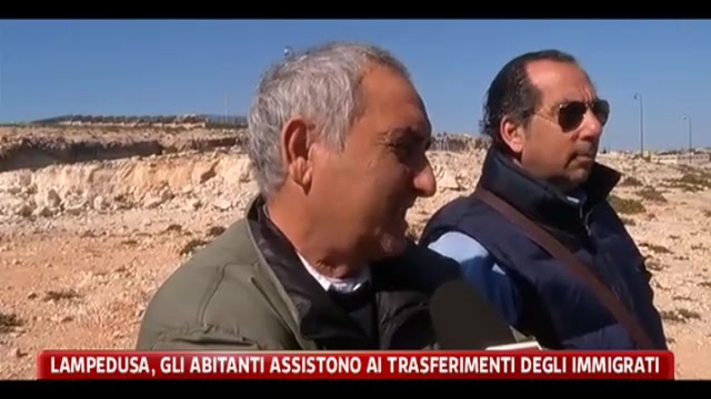Lampedusa, gli abitanti assistono ai trasferimenti degli immigrati