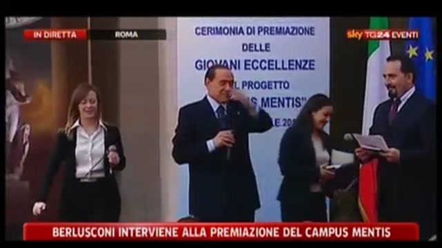 Premiazione Campus Menti: Berlusconi racconta una barzelletta