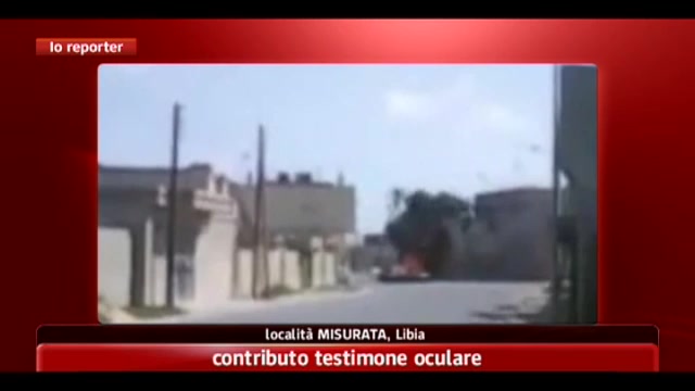 Libia, le forze fedeli a Gheddafi bombardano macchina con civili