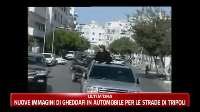 Nuove immagini di Gheddafi in automobile per le strade di Tripoli