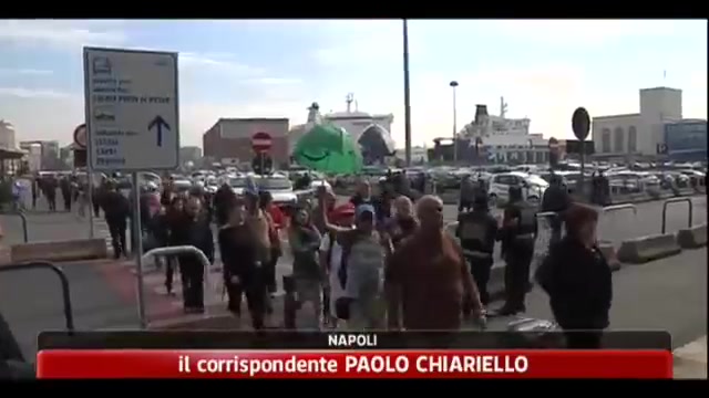 Napoli, Pasqua tra i rifiuti e con i teppisti che bruciano i camion