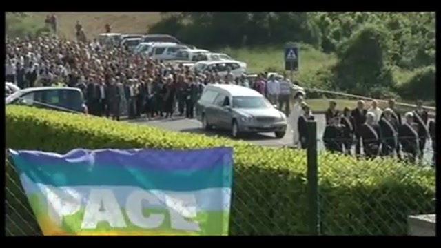 Centinaia di persone ai funerali di Vittorio Arrigoni