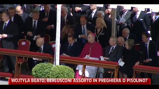 Wojtyla Beato, Berlusconi in preghiera o pisolino?