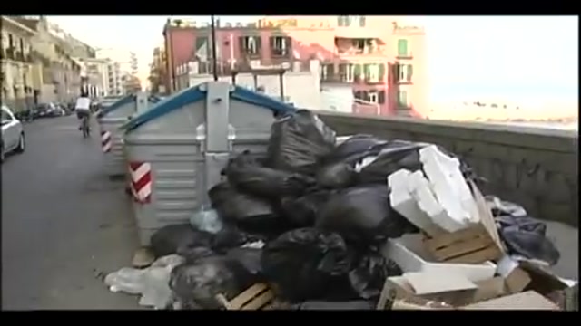 Napoli muore sotto 2mila tonnellate di rifiuti