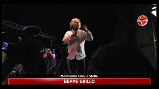 Napoli, Beppe Grillo: queste elezioni sono finte