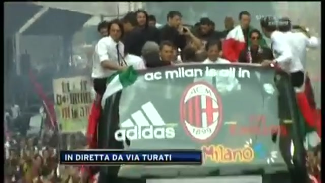 Milan, comincia la festa: la squadra rossonera sfila in via Turati