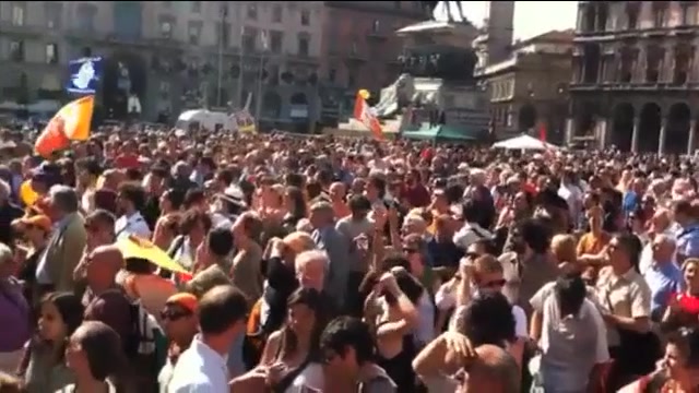 Giuliano Pisapia è il nuovo sindaco. Festa in piazza Duomo