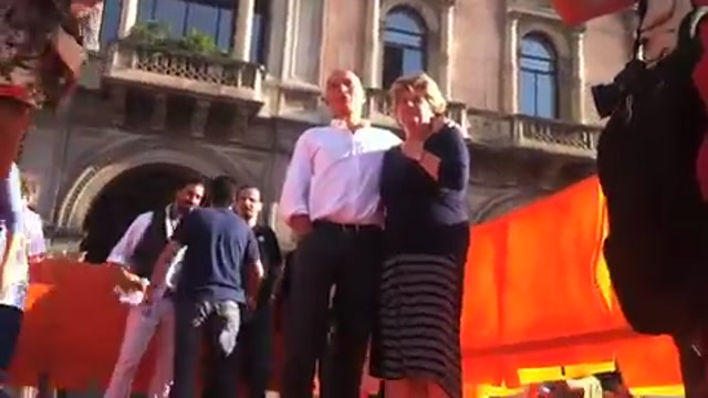 Milano, Susanna Camusso canta in Piazza Duomo