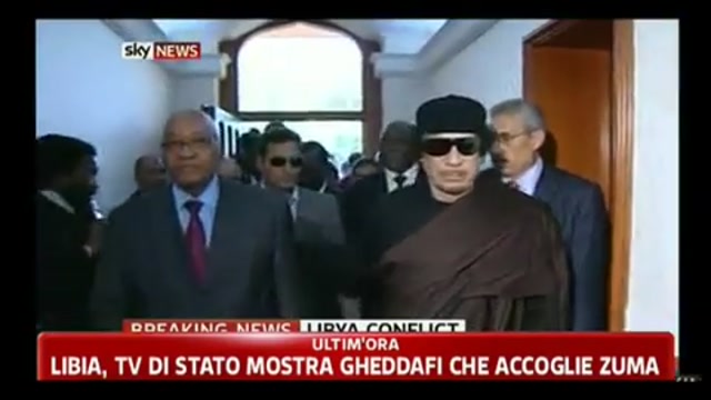 Libia, la TV di Stato mostra Gheddafi che accoglie Zuma