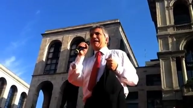 Milano, il discorso di Nichi Vendola in Piazza Duomo