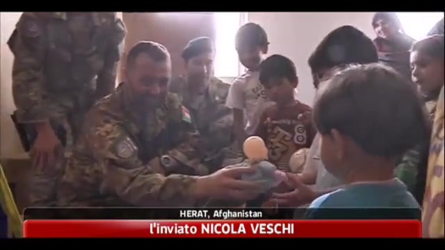 Herat, regali da studenti italiani per bambini di un asilo