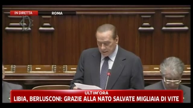 Berlusconi loda Bossi. L'opposizione: bacio, bacio