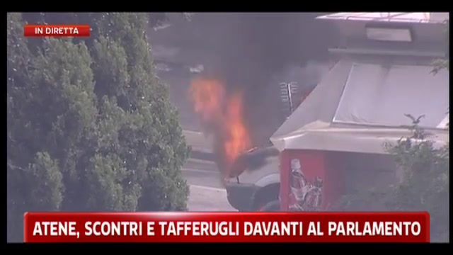 Atene, scontri e tafferugli davanti al Parlamento