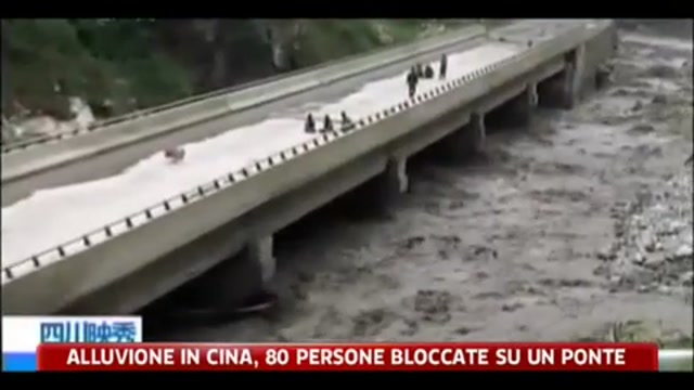 Alluvione in Cina, 80 persone bloccate su un ponte