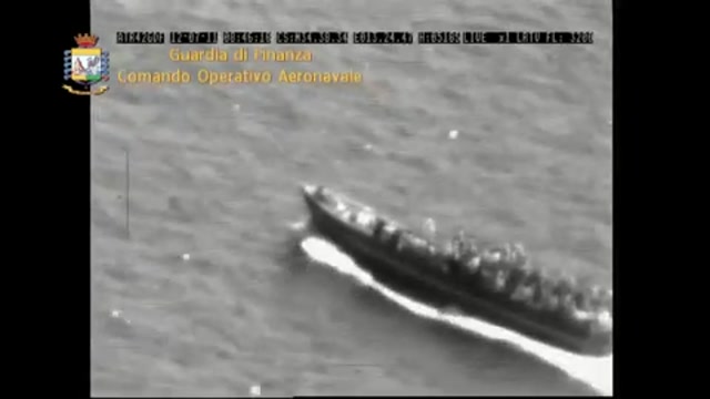 Lampedusa: la Gdf soccorre barcone in avaria