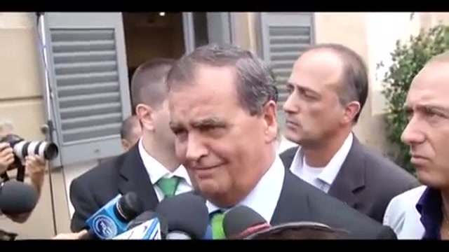 Calderoli: Berlusconi mangerà il panettone e la colomba