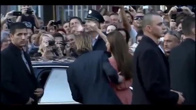 Lacrime di commozione per Angelina Jolie a Sarajevo