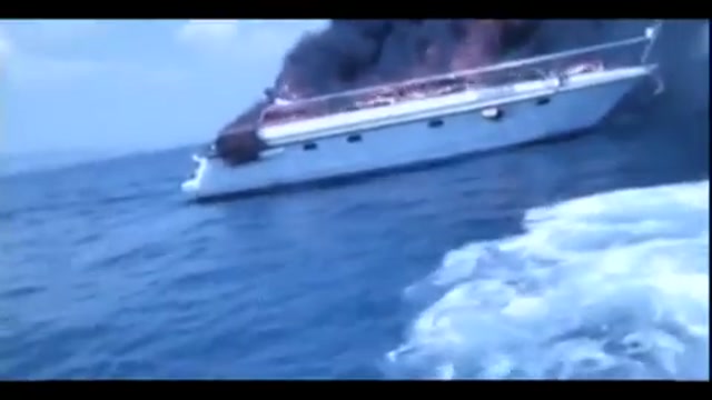 Imbarcazione in fiamme nel napoletano, disperso un 50enne