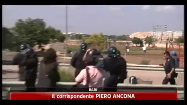 Bari, migranti in rivolta per ottenere permessi di soggiorno