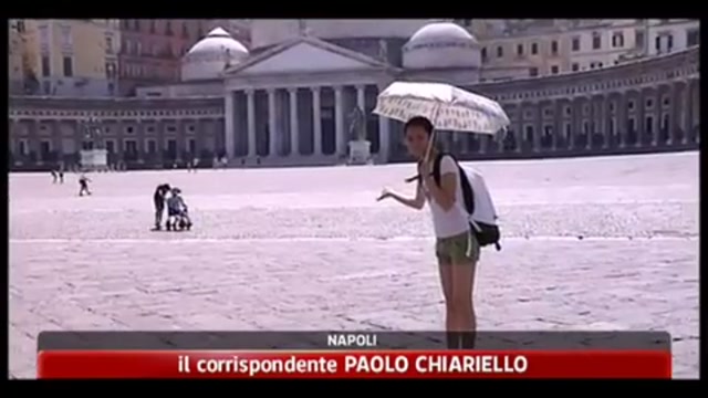 Folla di turisti a Napoli, strade libere dai rifiuti