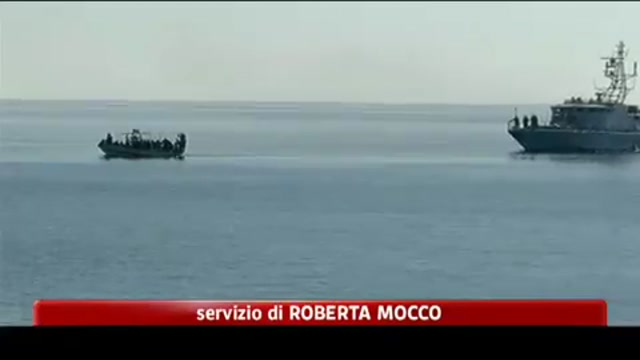 Immigrazione, barcone con 280 migranti sbarca a lampedusa