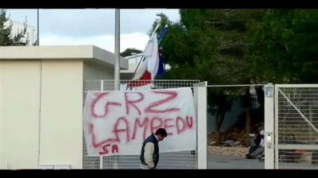 Lampedusa, migranti danno alle fiamme centro di accoglienza