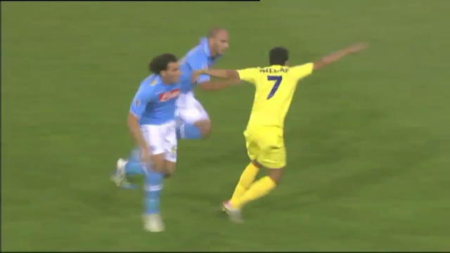 Napoli - Villarreal, cartellino giallo Aronica (5')