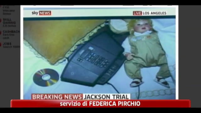 Processo Murray, una bambola sul letto di Michael Jackson