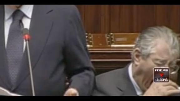 Discorso Berlusconi, lo sbadiglio di Umberto Bossi