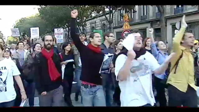 Parigi, manifestazione pacifica degli Indignati francesi