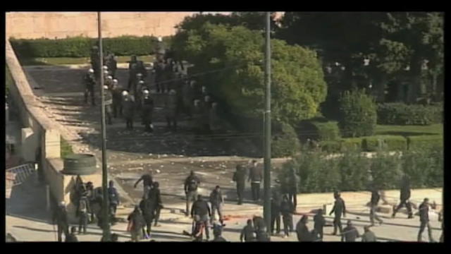 Atene, scontri tra manifestanti e polizia