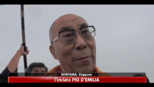 Giappone, visita del Dalai Lama nelle zone del sisma