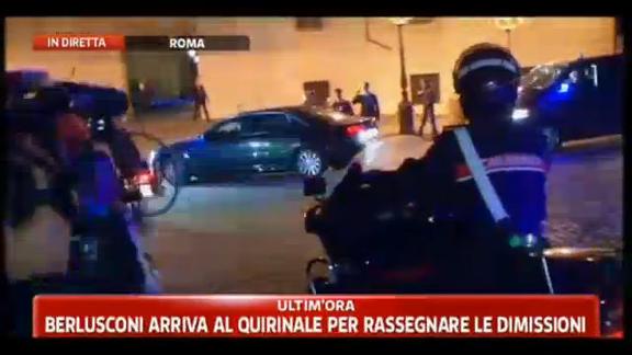 L' arrivo di Berlusconi al Quirinale, le urla della piazza