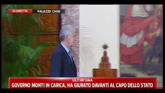Monti-Berlusconi, stretta di mano