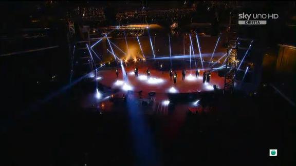 Le luci di X Factor si accendono 'In the name of love'