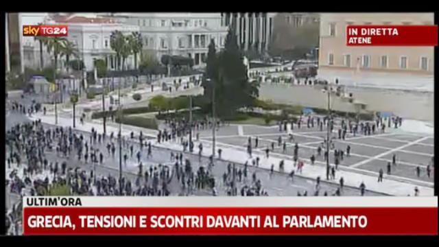 Grecia, tensioni e scontri davanti al parlamento