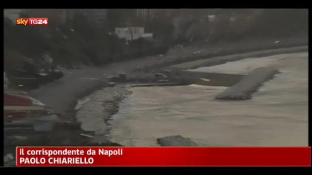 Maltempo, a Napoli mare in tempesta e venti fino a 70 km/h
