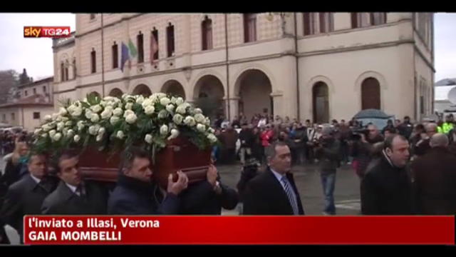Verona, folla per l'ultimo saluto a Don Verzé