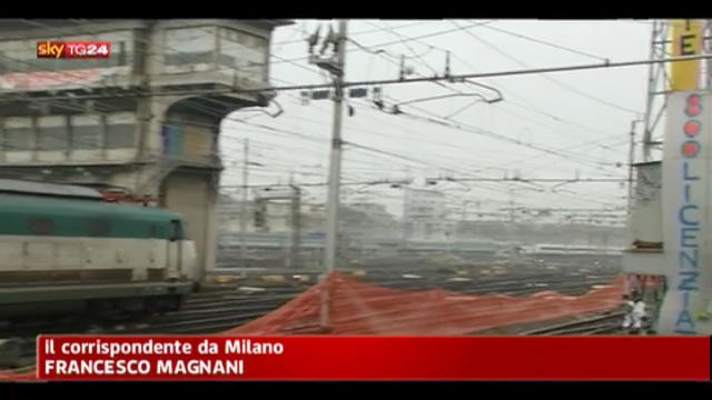 Crisi a Milano, tre ferrovieri in lotta su una torre
