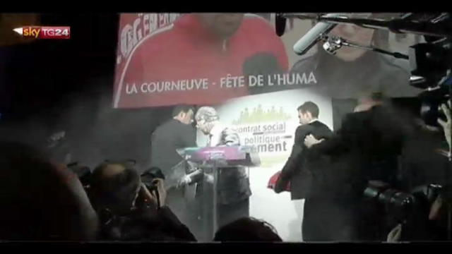 Francia, donna getta farina su Francois Hollande