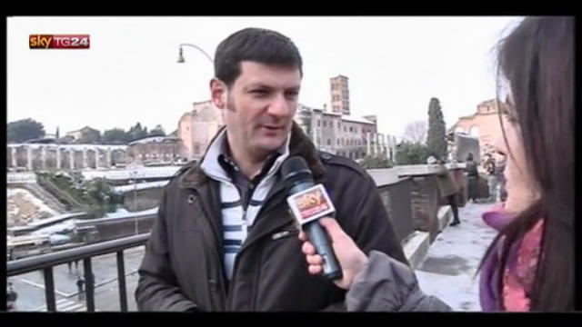 Neve e gelo, turisti e curiosi in centro città a Roma