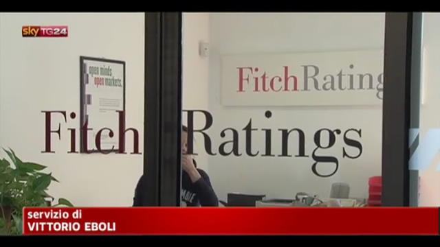 Fitch declassa 5 banche italiane e prevede recessione