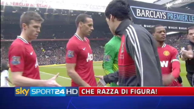 Manchester-Liverpool, Suarez non dà la mano a Evra