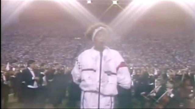 Ciao Whitney: il suo inno Usa al Super Bowl 1991