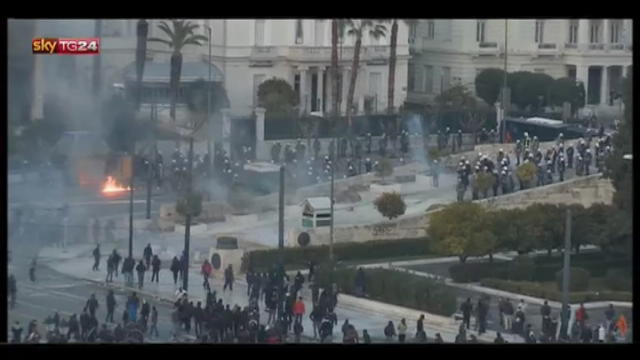 Grecia, scontri e molotov davanti al parlamento
