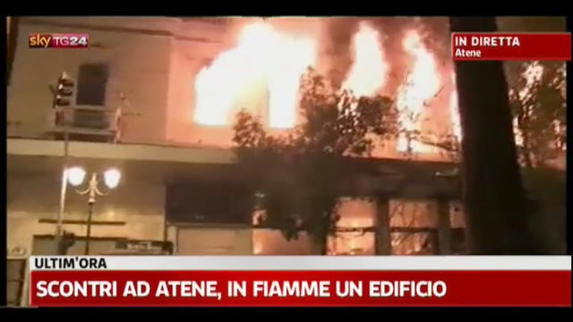 Scontri ad Atene, in fiamme un edificio