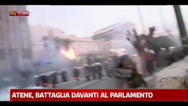 Atene, battaglia davanti al Parlamento